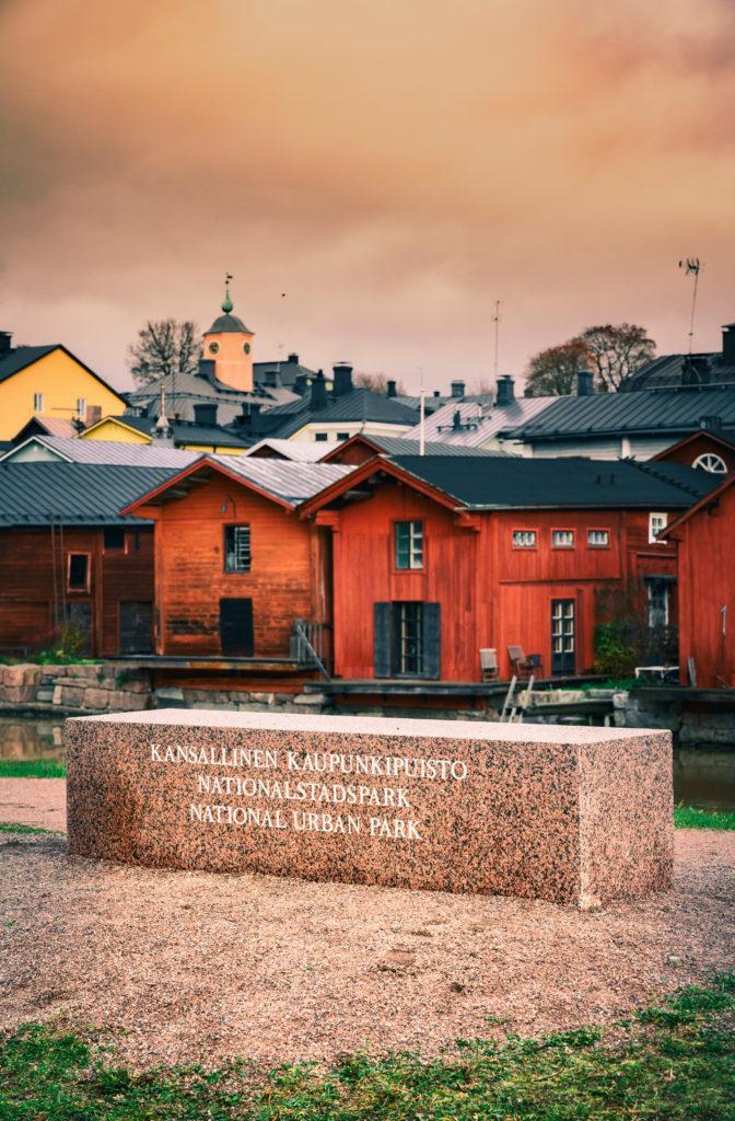 Kansallisen kaupunkipuiston merkkikivi Vanhan Porvoon ranta-aittojen edessä.