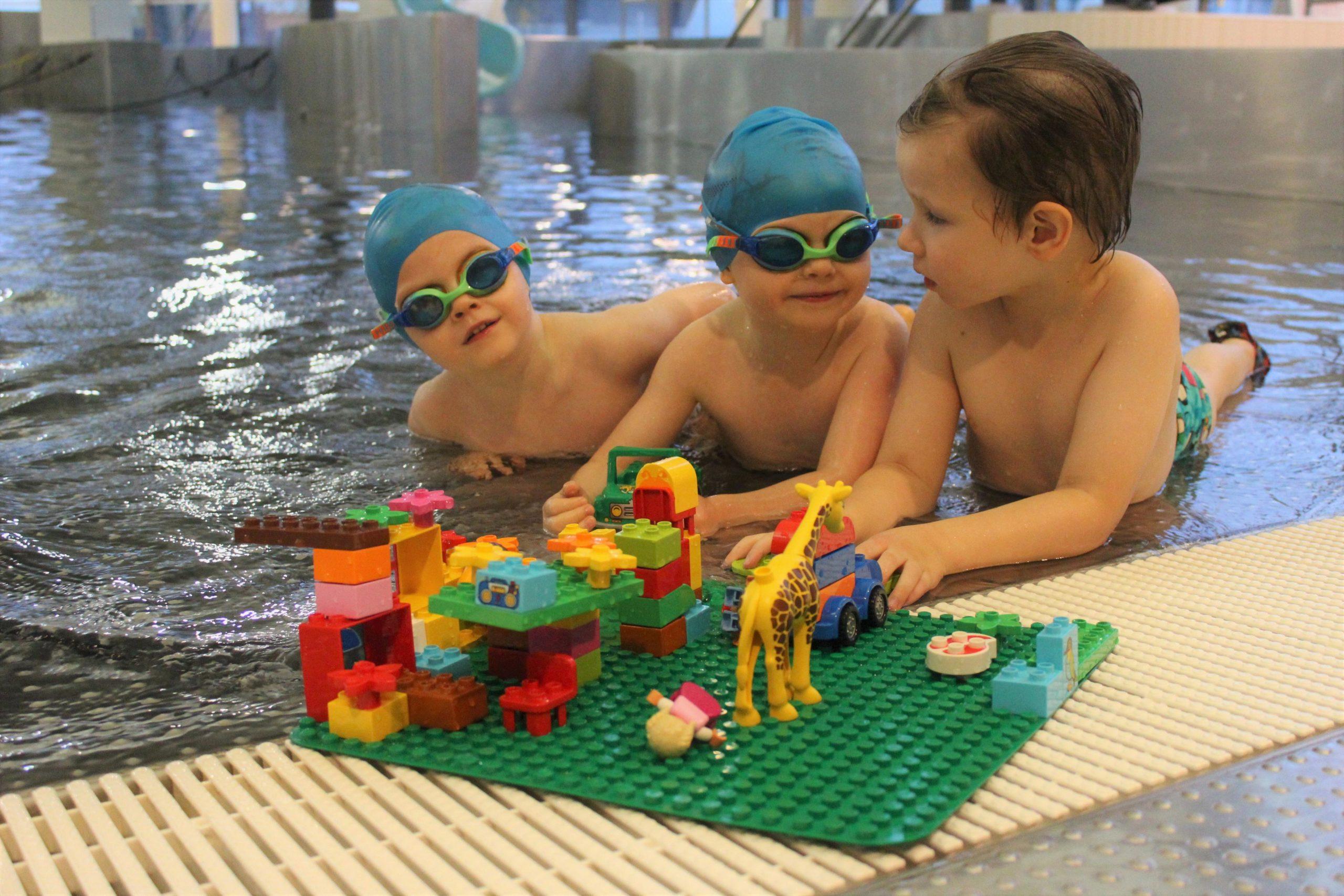 Lapsia uimahallissa.