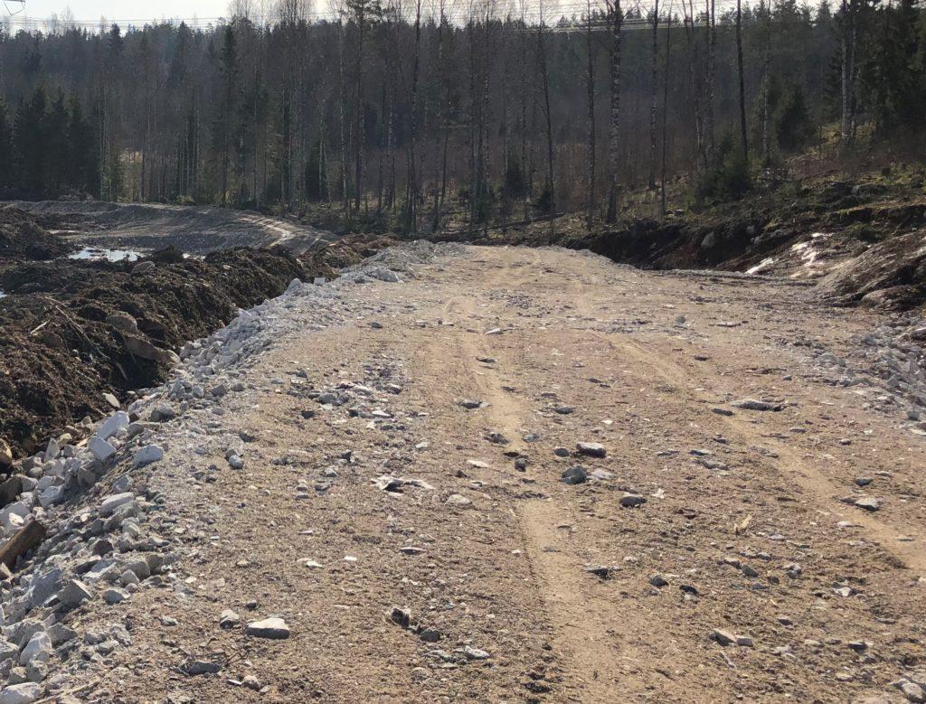 Betonijätteestä rakennettu metsäautotie.