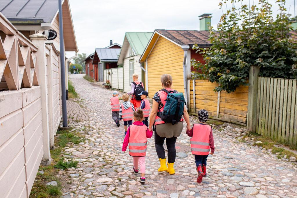 Päiväkotiryhmä Vanhassa Porvoossa.