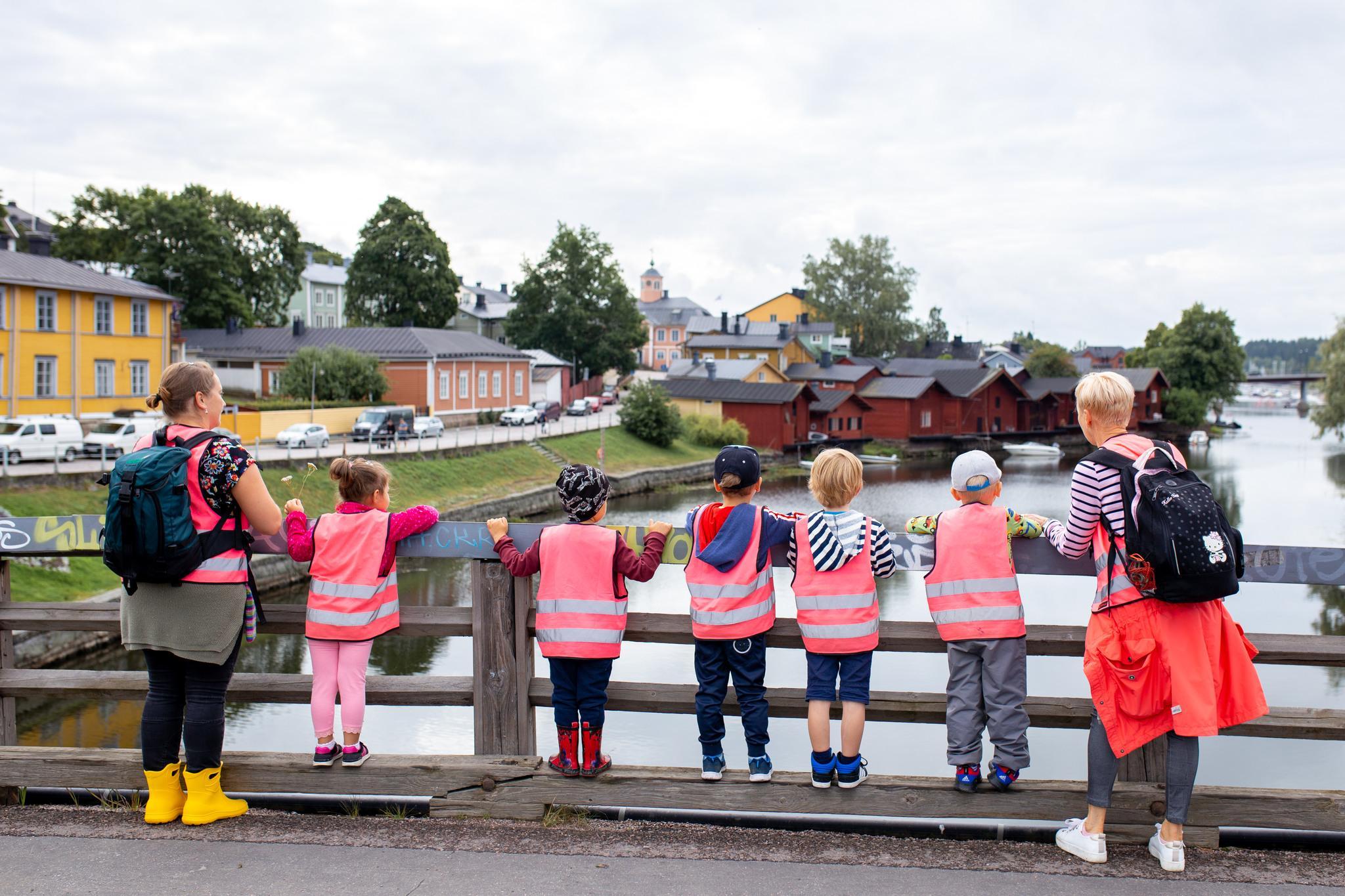 Barnen står på Gamla bron i Borgå.
