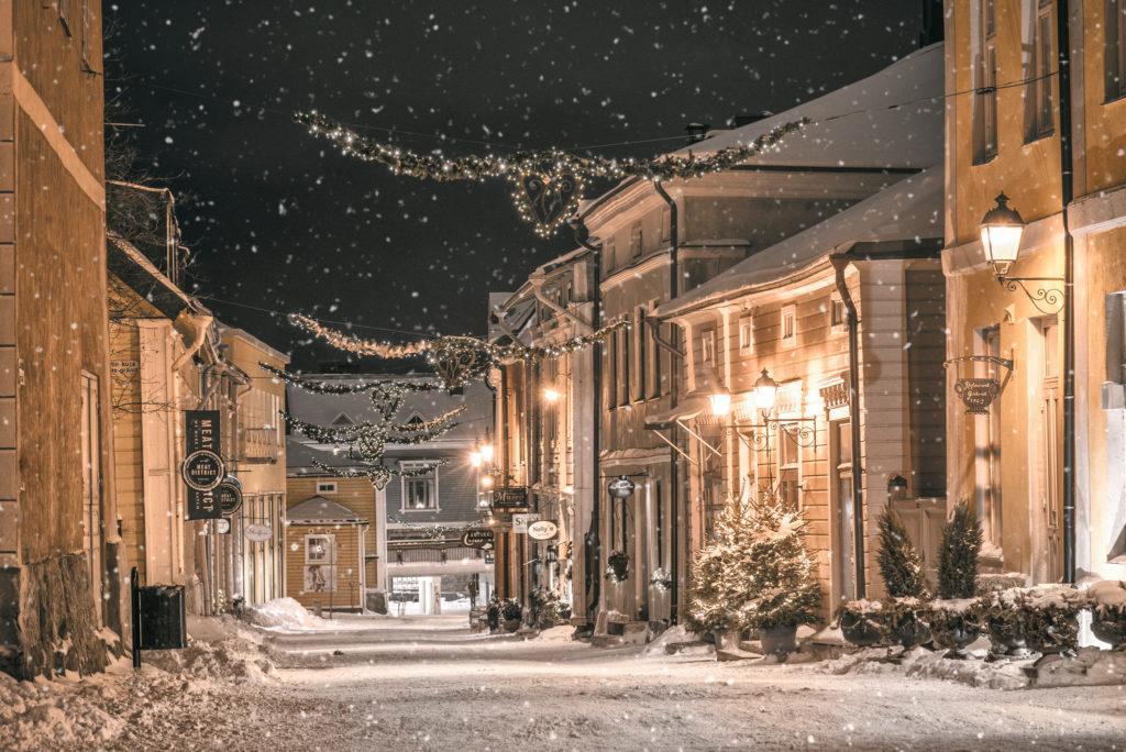 Vanha Porvoo jouluvalaistuksessa pimeänä iltana talvella.