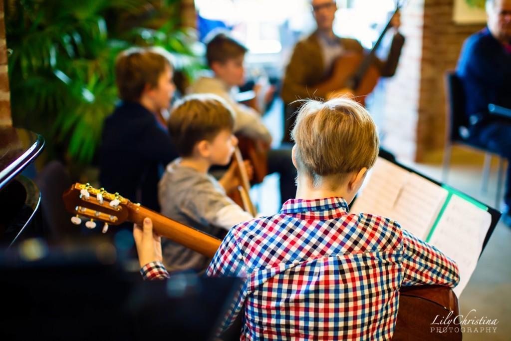 Gitarrorkester spelar.