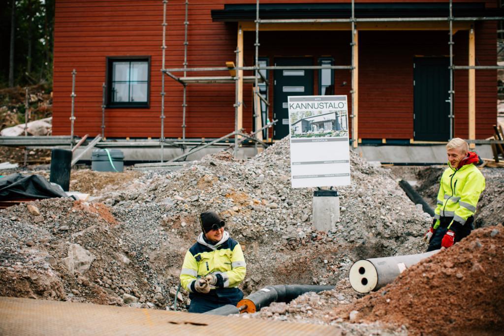 Putken asennus käynnissä omakotityömaalla.