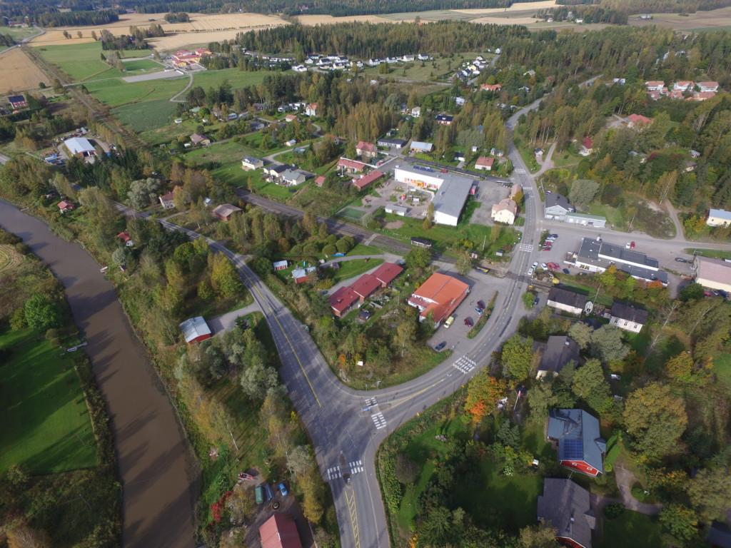 Ilmakuva Hinthaaran kylästä maaseudulla.