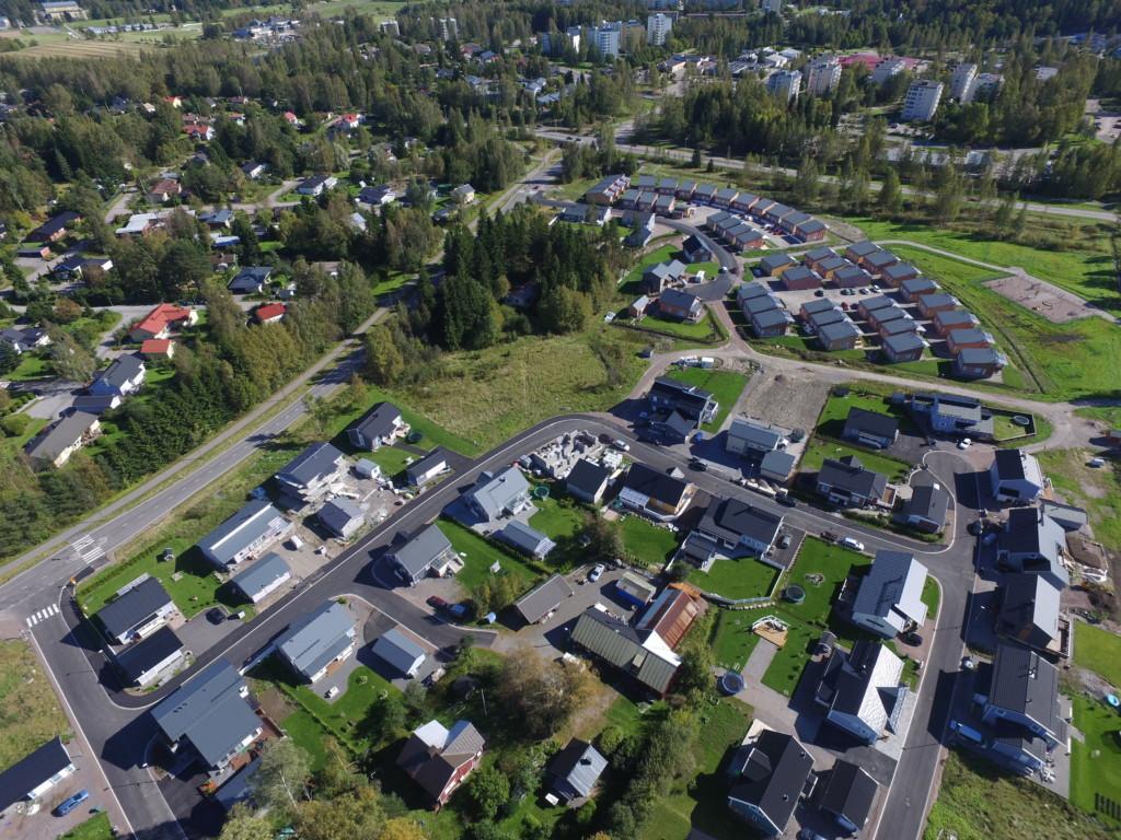 Pientaloaluetta ja kauempana puiden ympäröimiä kerrostaloja.