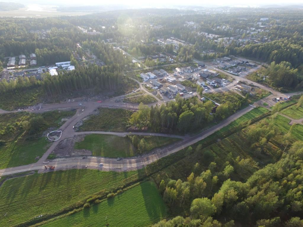 Vårdalens småhusområde under uppbyggnad, längre bort syns Vårberga.