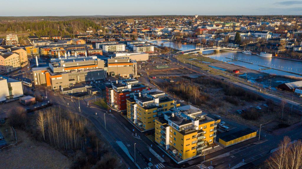 Höghus i centrum och Borgå å.