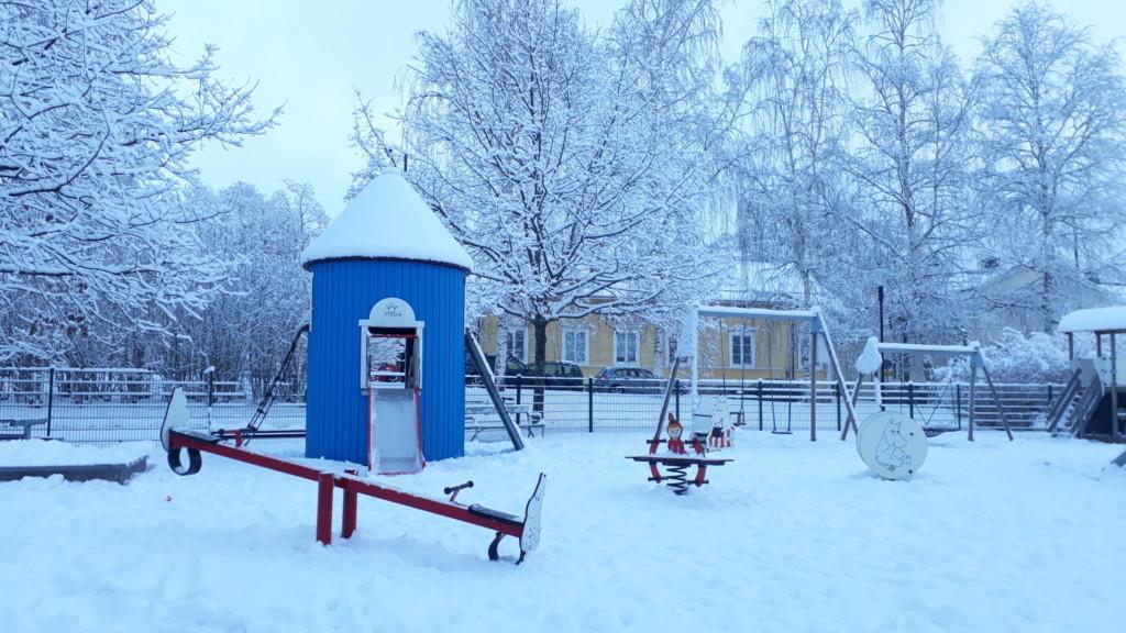Kaupunginpuiston muumiaiheinen leikkipuisto talvella.