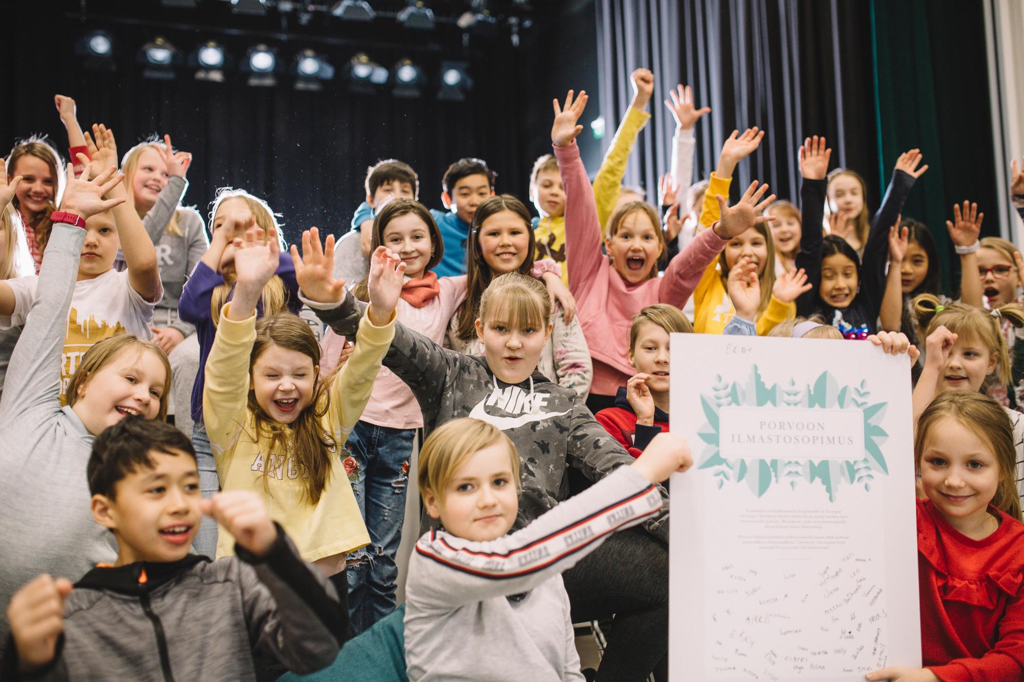 Koululaiset pitävät Porvoon ilmastosopimus -julistetta.