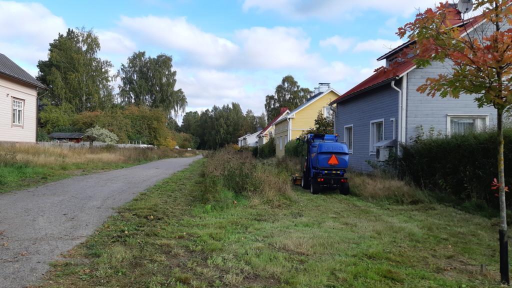 Ruohonleikkuuta kevyen liikenteen väylän varrella.