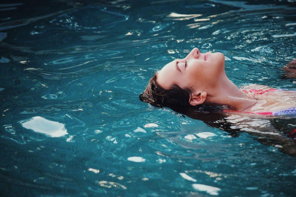 En kvinna simmar