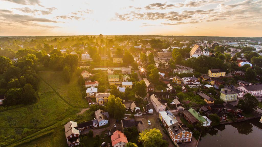 Ilmakuva auringonnoususta Porvoon yllä