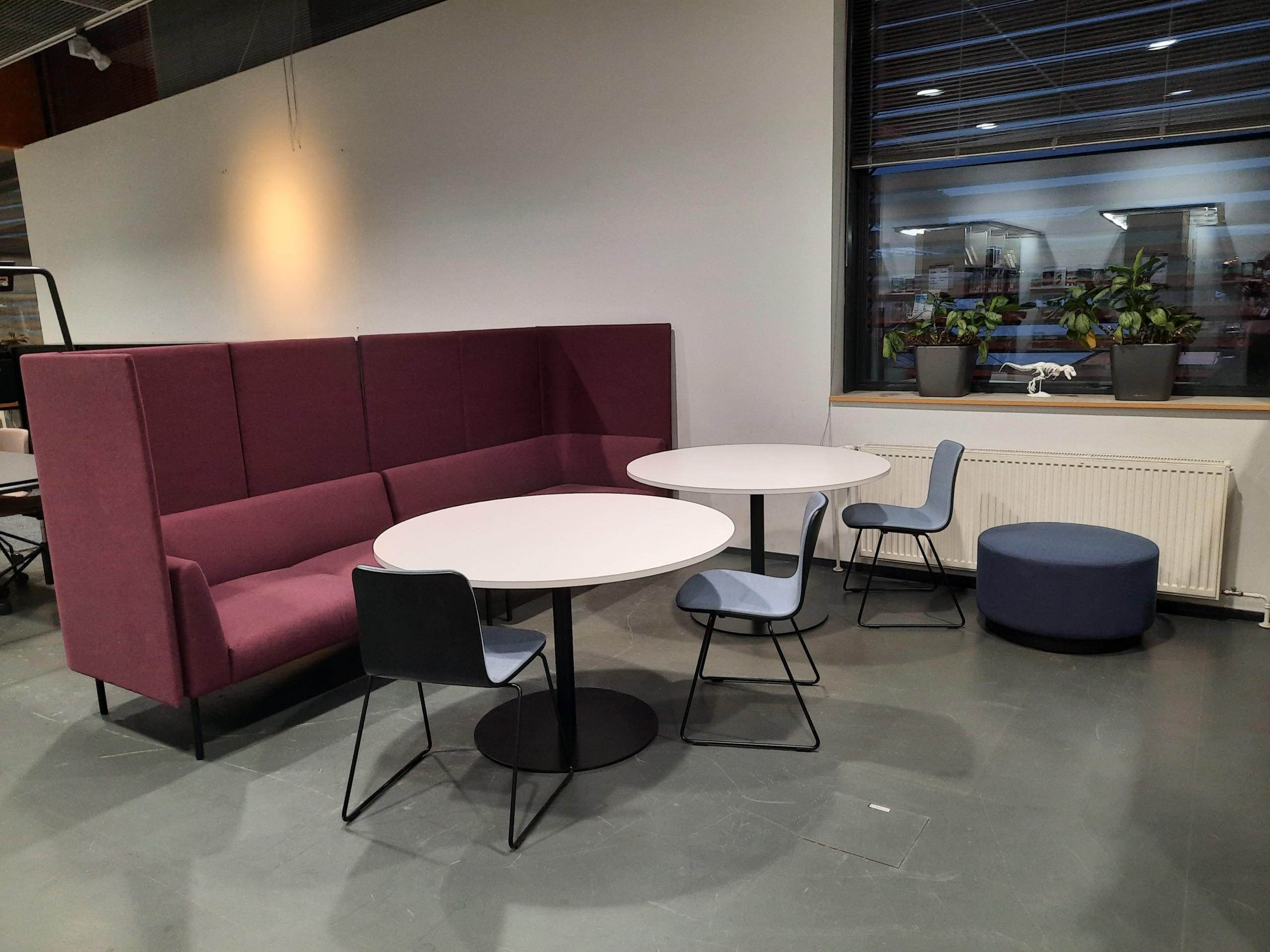 Sittplatser på de ungas bibliotek.