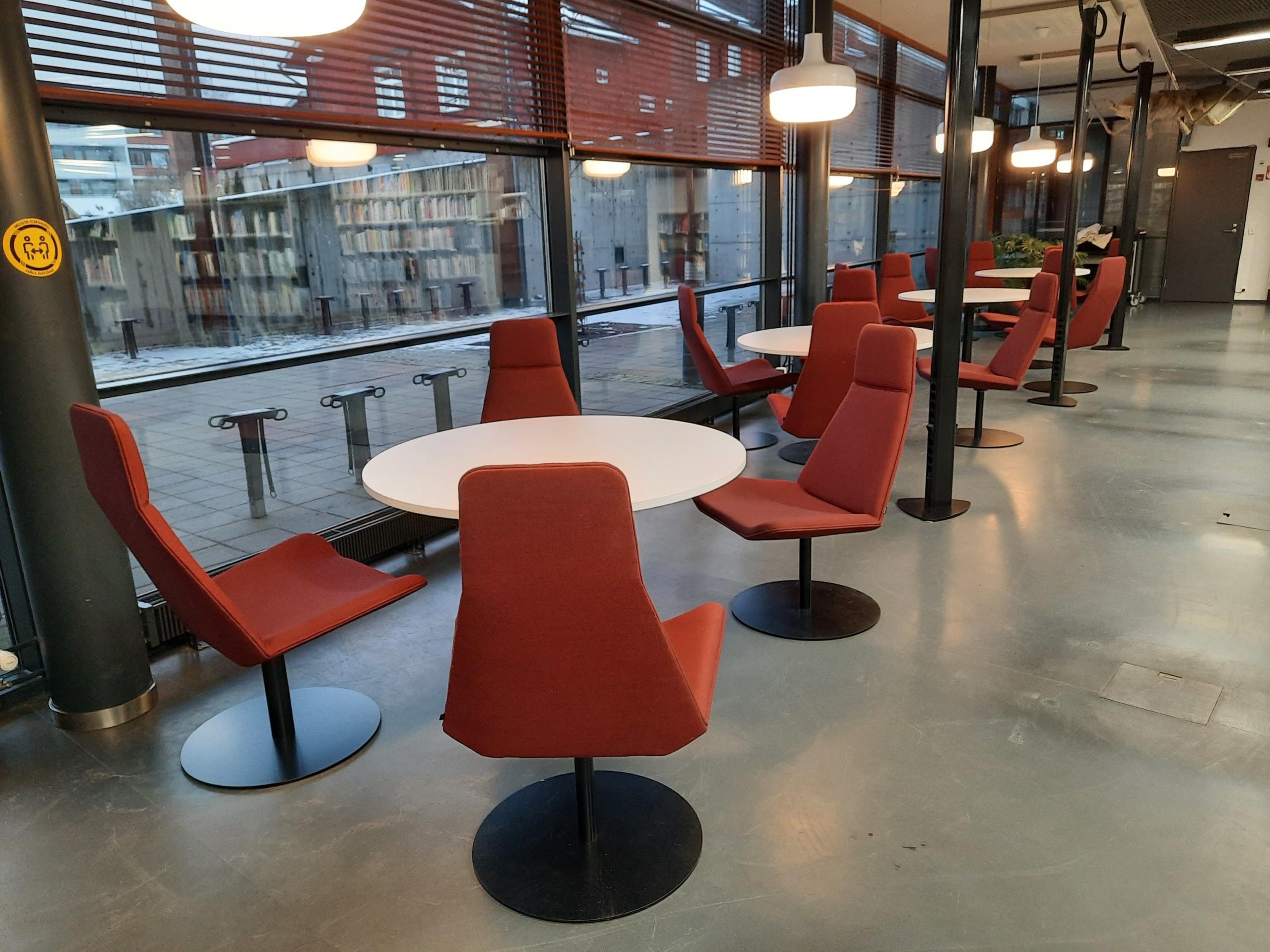 Sittplatser på faktaboksavdelningen i huvudbiblioteket.
