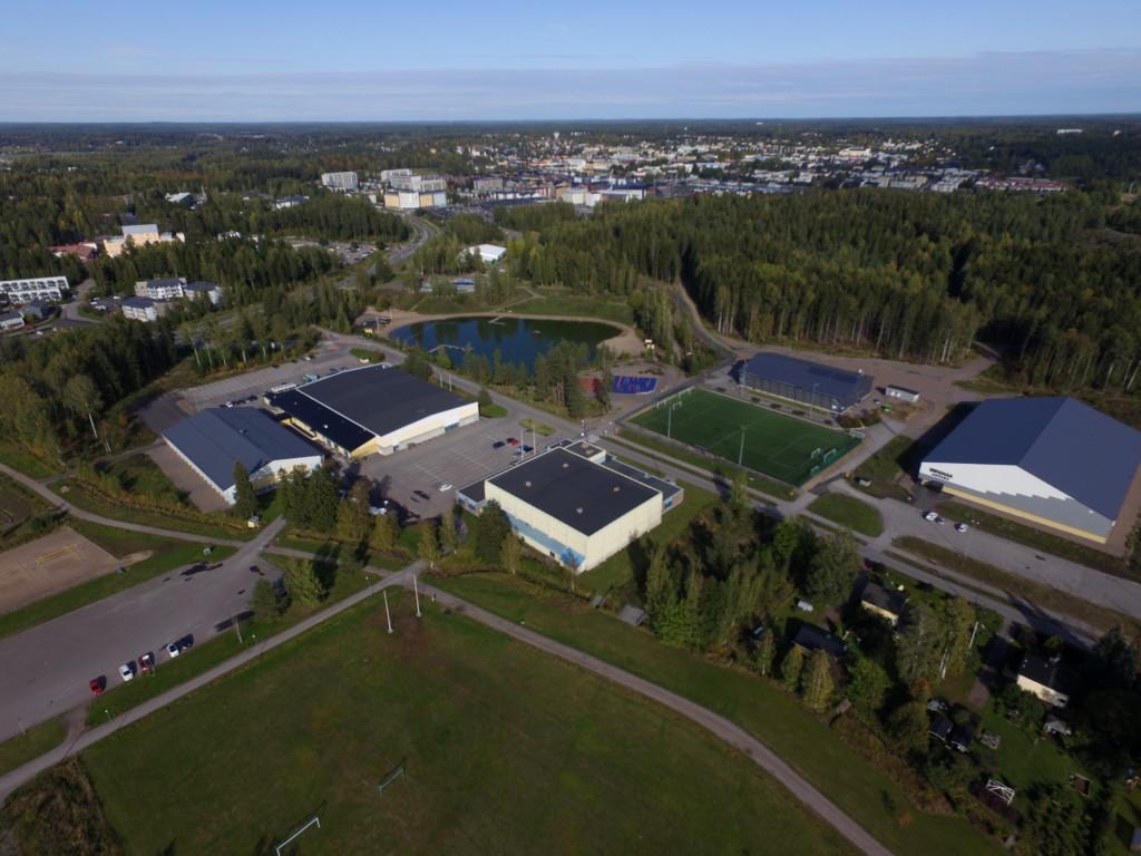 Ilmakuva Kokonniemen liikuntakeskuksen urheiluhalleista.