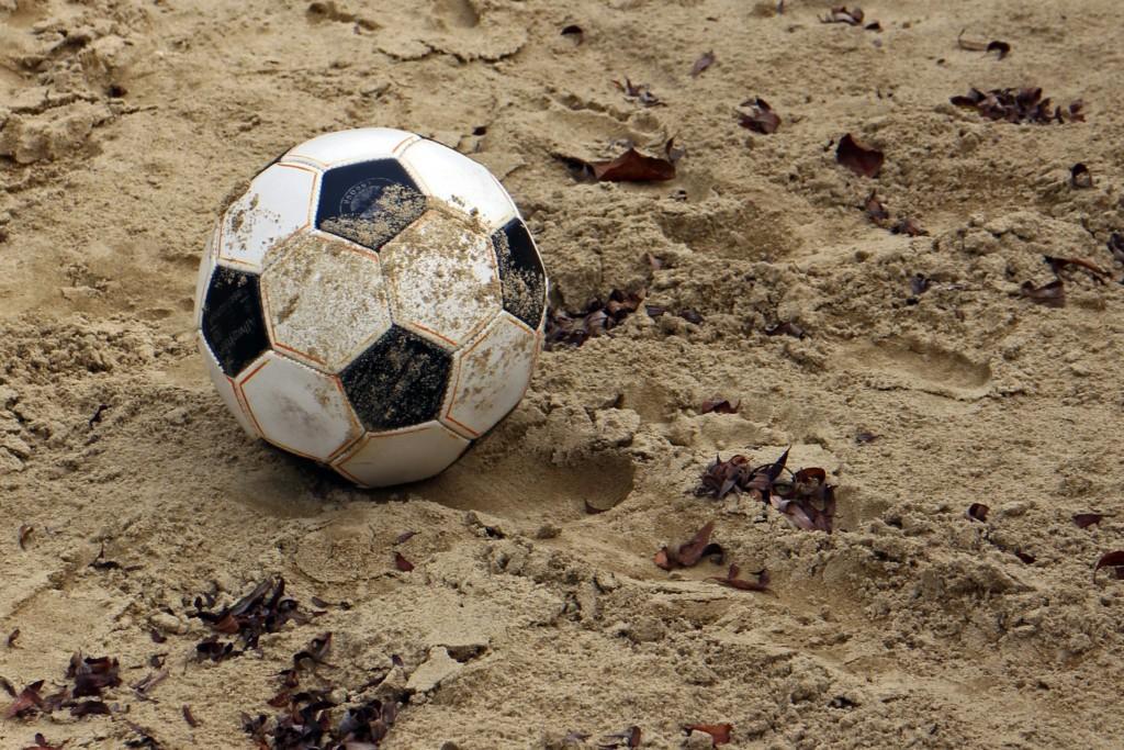 Jalkapallo hiekalla.