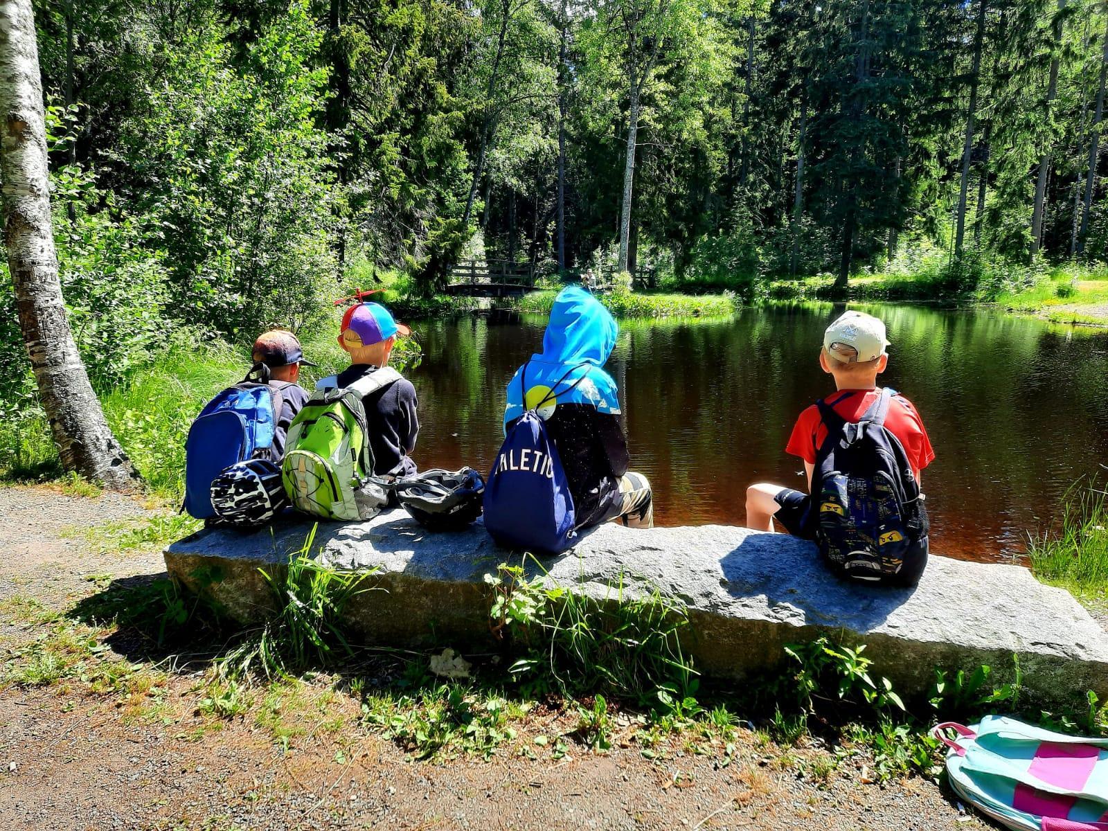 Vaellusretki metsään.