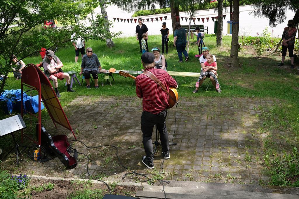 En trubadur spelar gitarr.