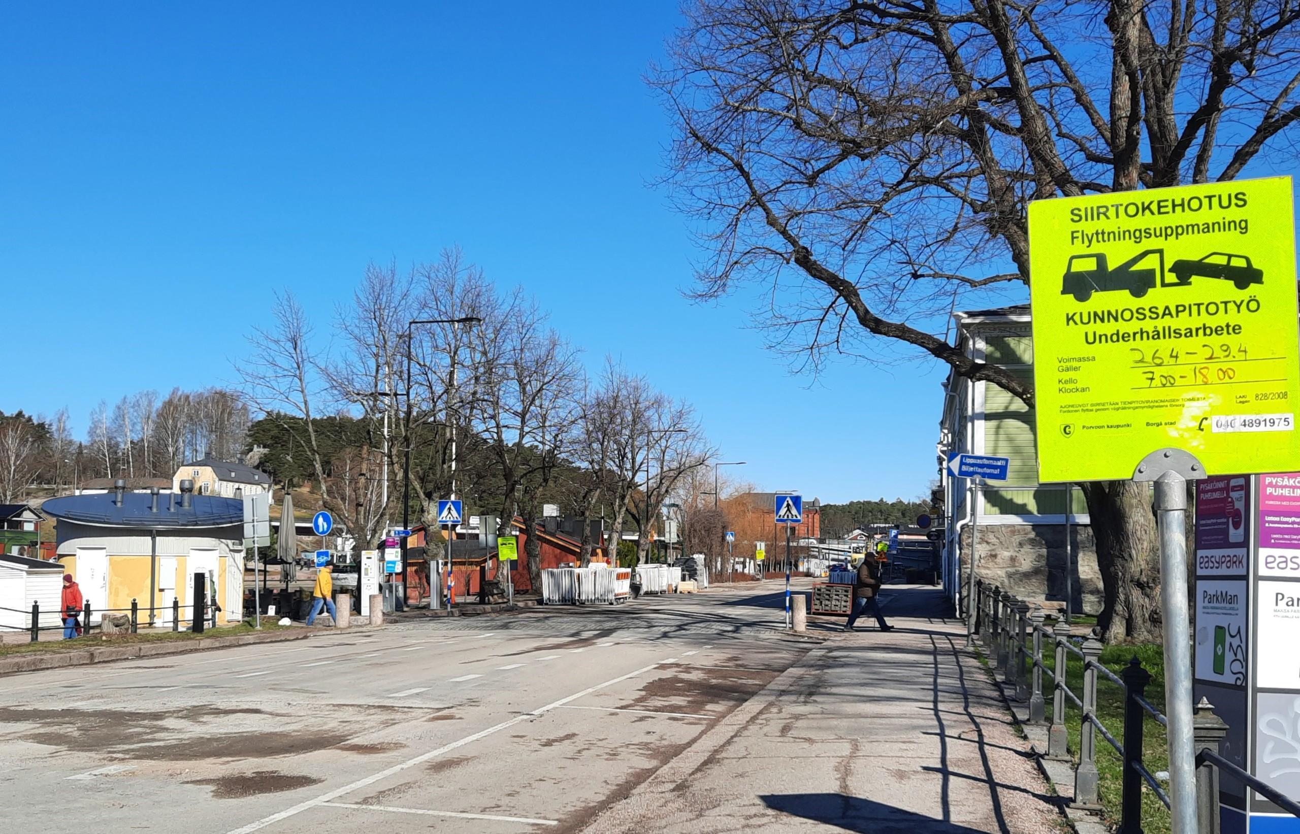 Jokikatu suljetaan, liikennemerkki. Ågatan stängs., trafikmärke.