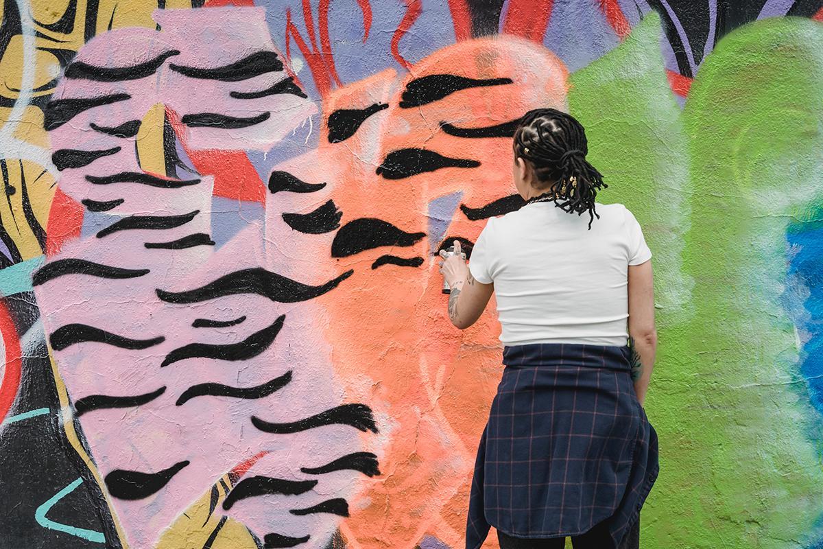 Nuori maalaa graffitia