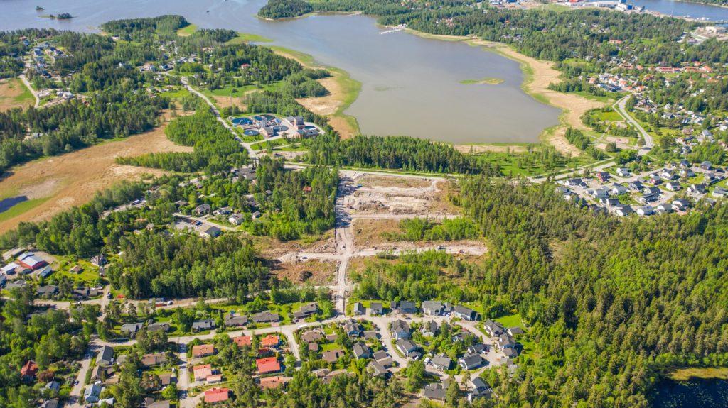 Ilmakuva rakenteilla olevasta Haikkoonrannan pientaloalueesta ja ympäröivää maisemaa.