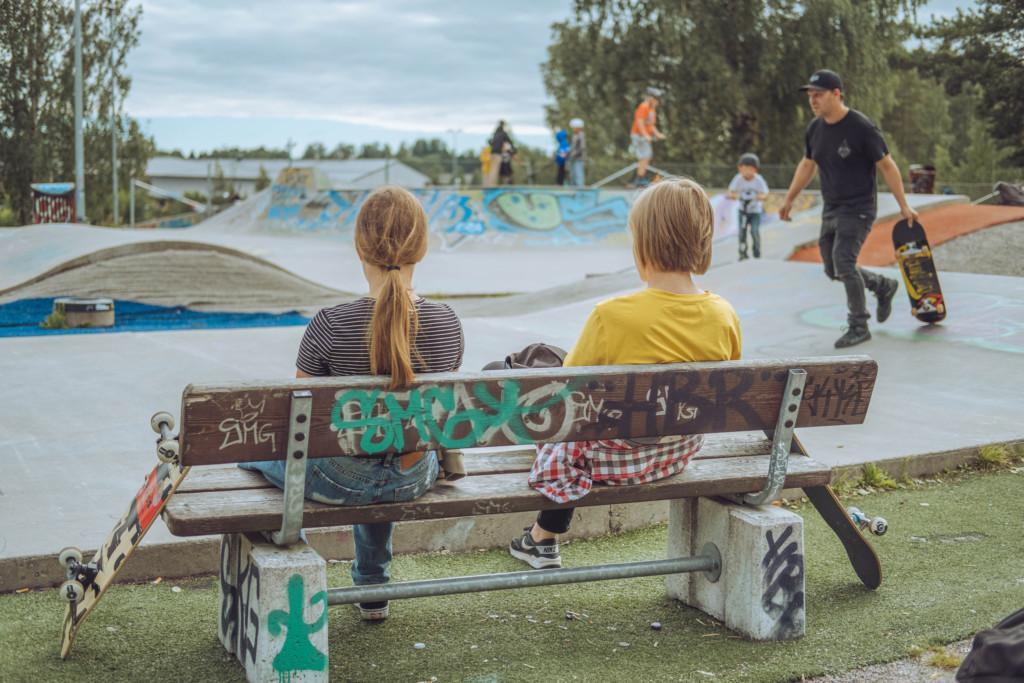 Nuoret istuvat penkillä