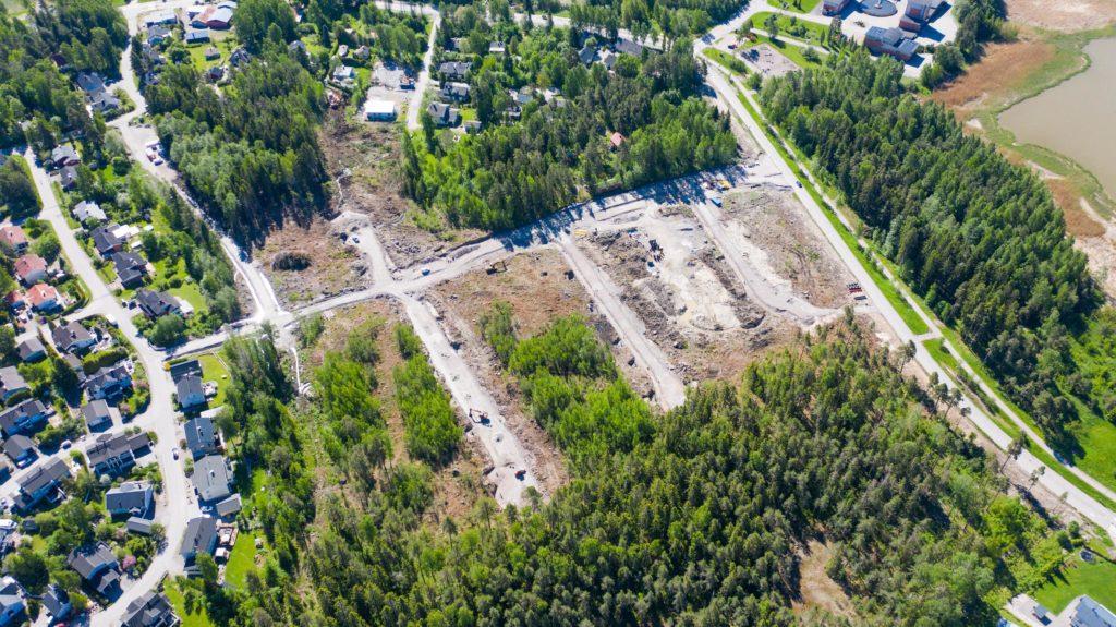 Haikostrandens småhusområde under uppbyggande med omgivande landskap, flygfoto.