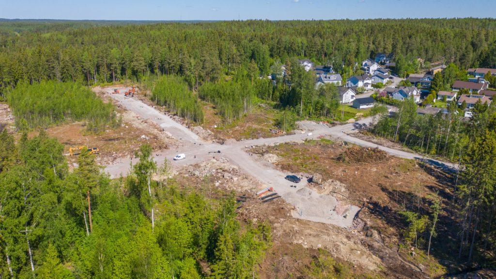 Haikostrandens småhusområde under uppbyggande med omgivande landskap, flygfoto.