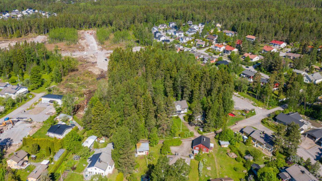 Haikostrandens småhusområde under uppbyggande med omgivande landskap, flygfoto.