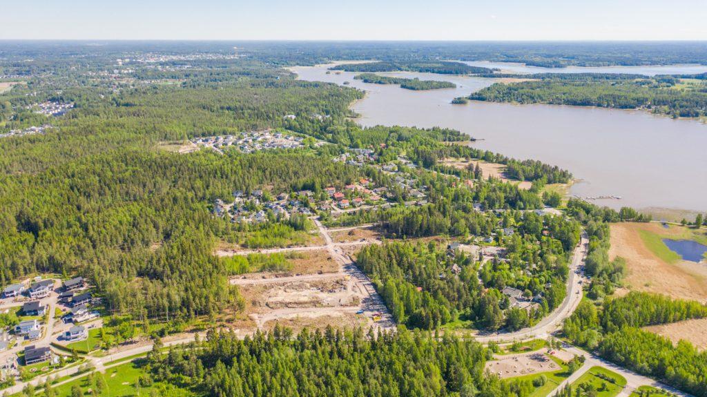 Haikostrandens småhusområde under uppbyggande med omgivande landskap, flygfoto.