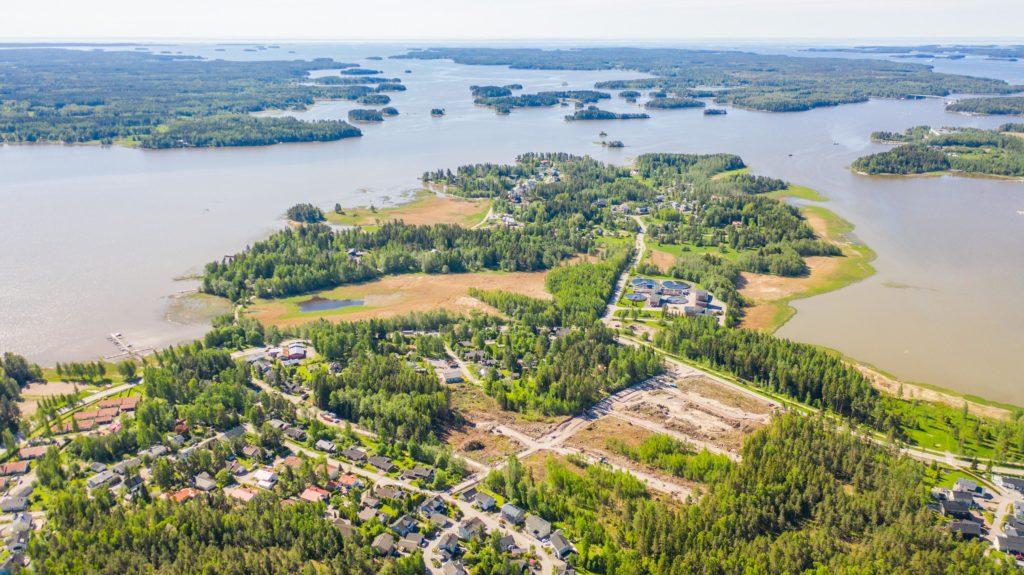 Ilmakuva rakenteilla olevasta Haikkoonrannan pientaloalueesta ja ympäröivää maisemaa.