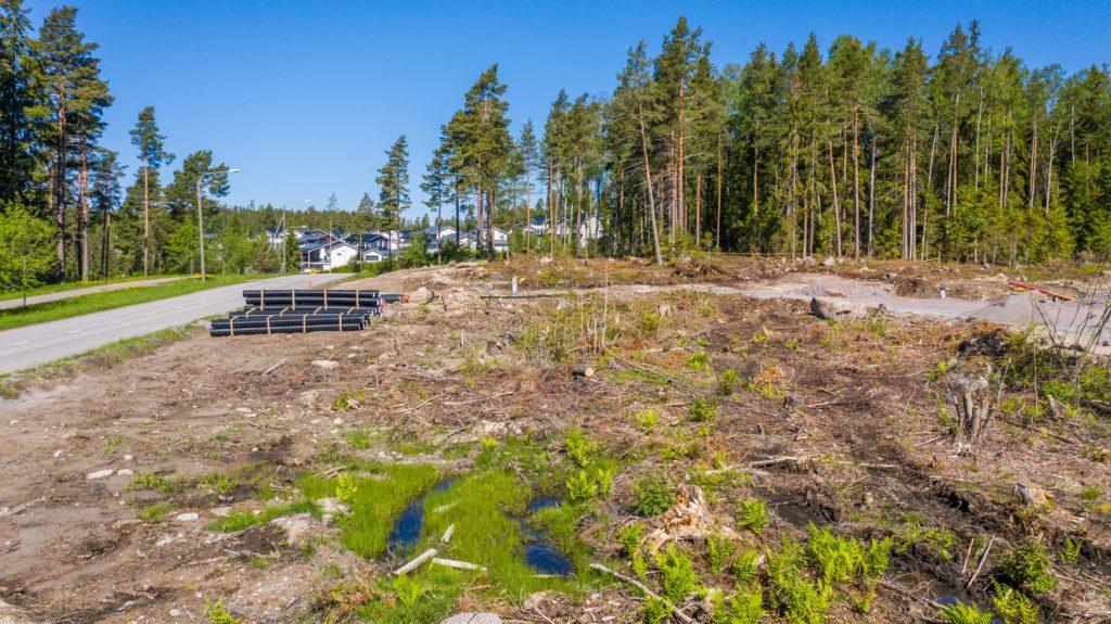 Ilmakuva rakenteilla olevasta Haikkoonrannan pientaloalueesta ja ympäröivää maisemaa.