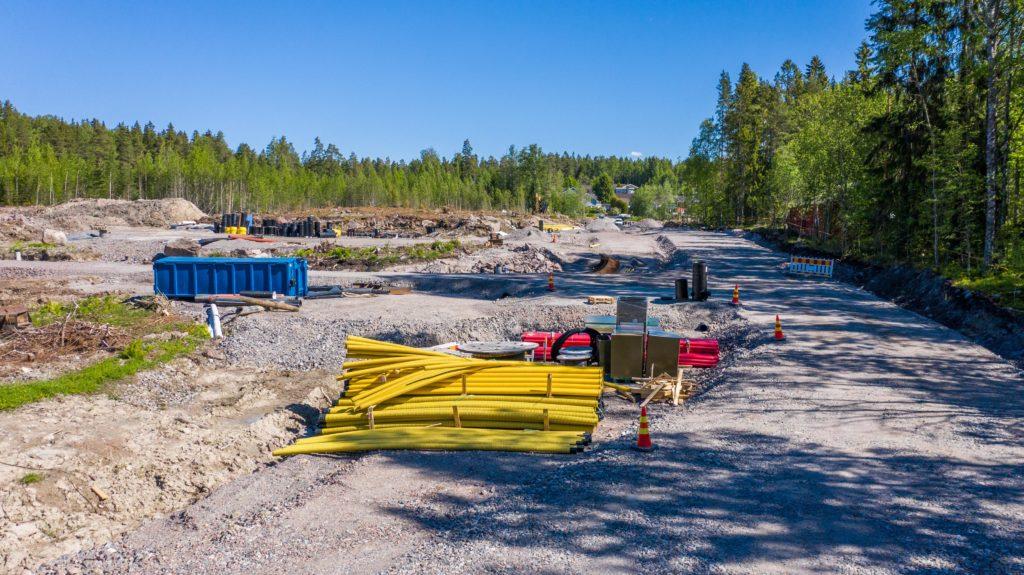 Ilmakuva rakenteilla olevasta Haikkoonrannan pientaloalueesta ja ympäröivää maisemaa.