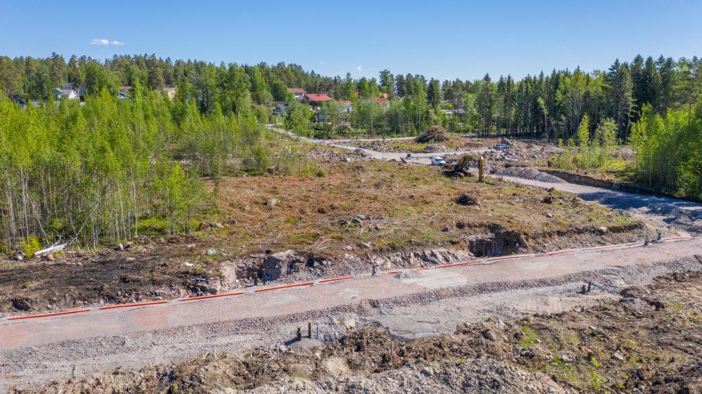 Ilmakuva rakenteilla olevasta Haikkoonrannan pientaloalueesta ja ympäröivää maisemaa.