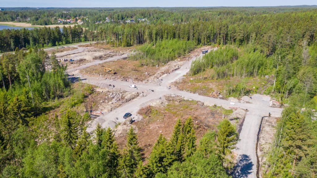 Haikostrandens småhusområde under uppbyggande med omgivande landskap, flygfoto.