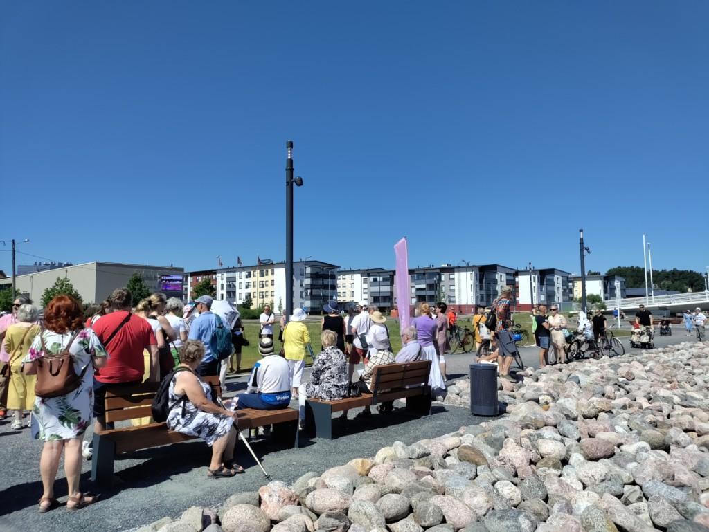 Publik vid åstranden.