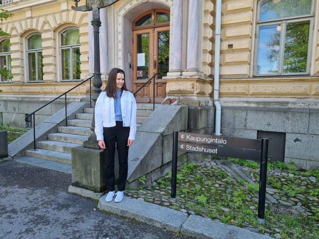 Sommarjobbare Linnea på stadshuset.