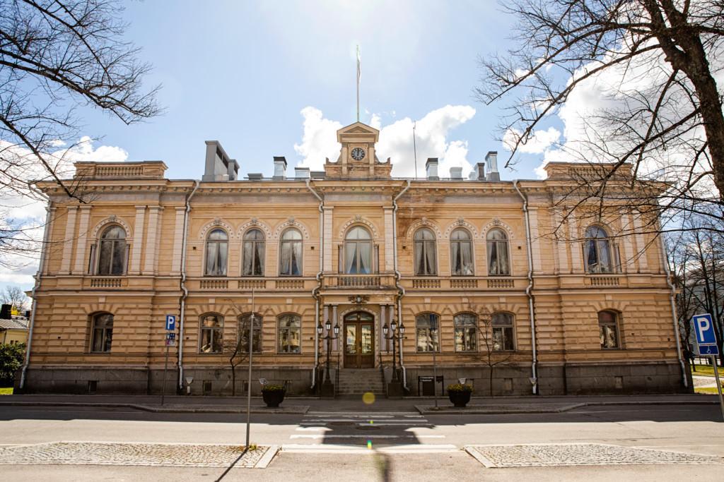 Stadshuset sett från framsidan i vårsolen.