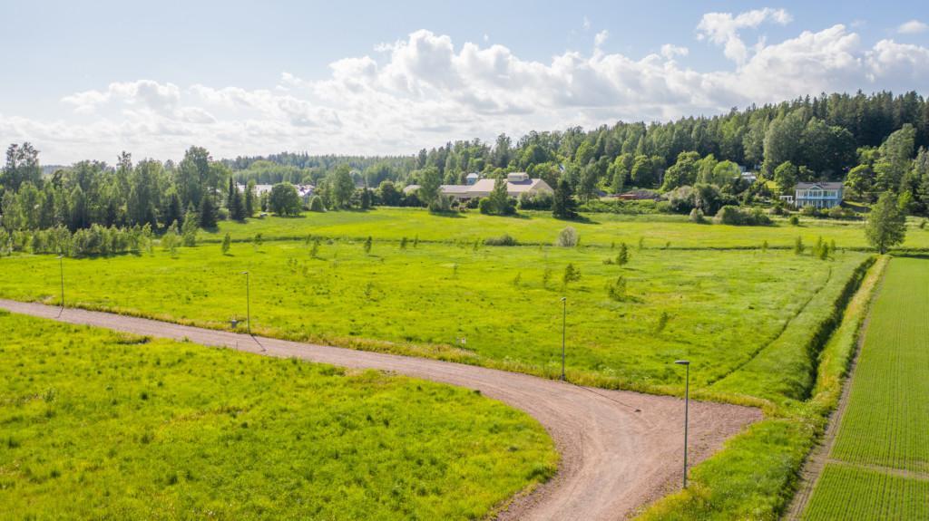 Ilmakuva Carlanderintien pientaloalueesta ennen kuin alueella on taloja ja ympäröivää maisemaa.