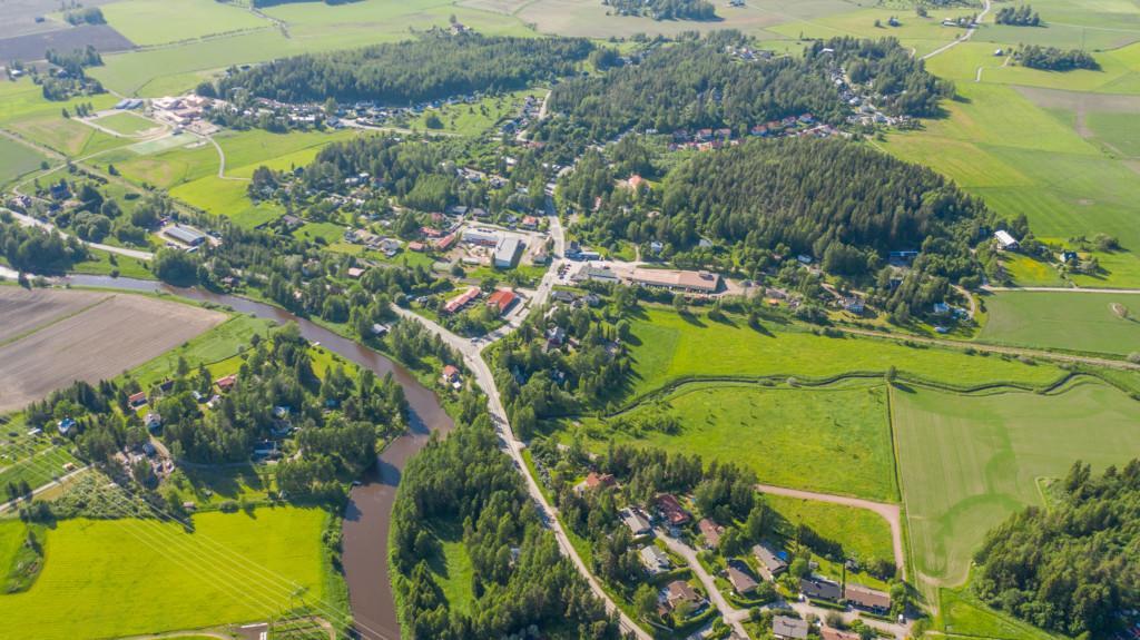 Flygbild över Carlandersvägens småhusområde före det finns hus på området samt omgivande landskap.