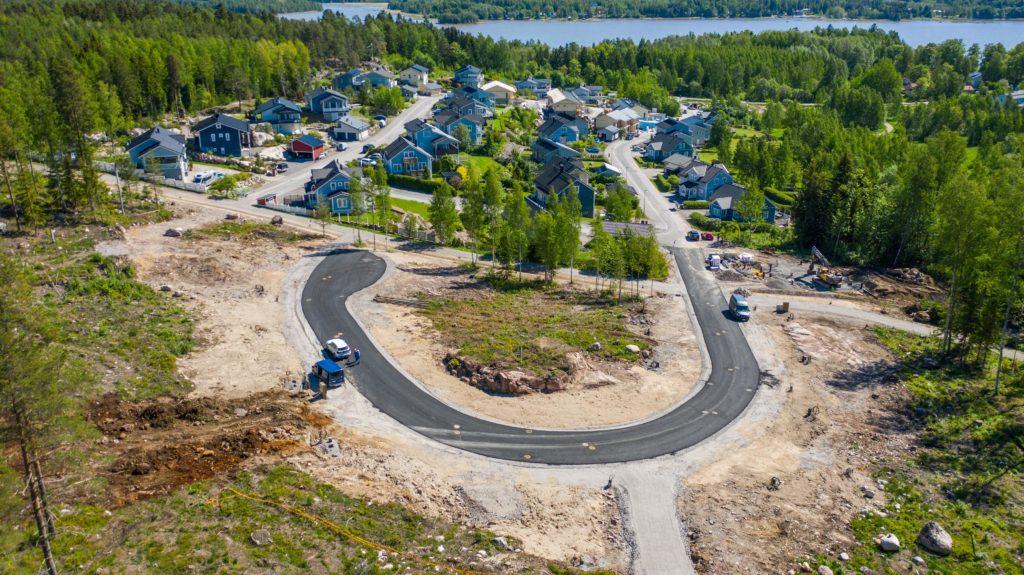 Ilmakuva rakenteilla olevasta Haikkoonlammen pientaloalueesta ja ympäröivää maisemaa.