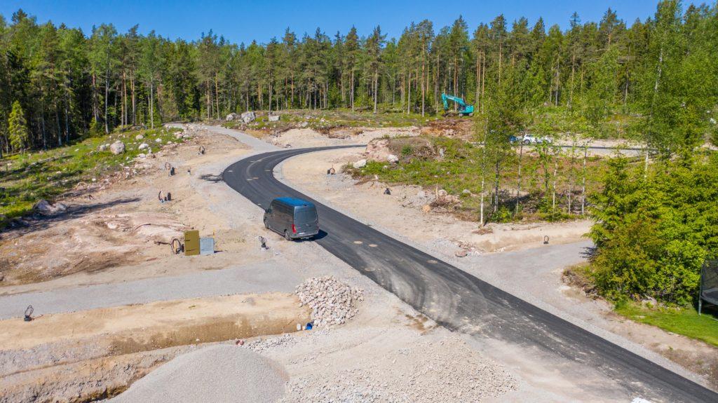 Ilmakuva rakenteilla olevasta Haikkoonlammen pientaloalueesta ja ympäröivää maisemaa.