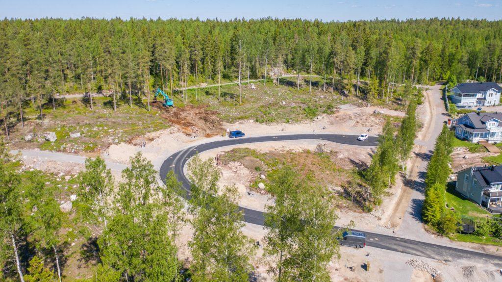 Ilmakuva rakenteilla olevasta Haikkoonlammen pientaloalueesta.