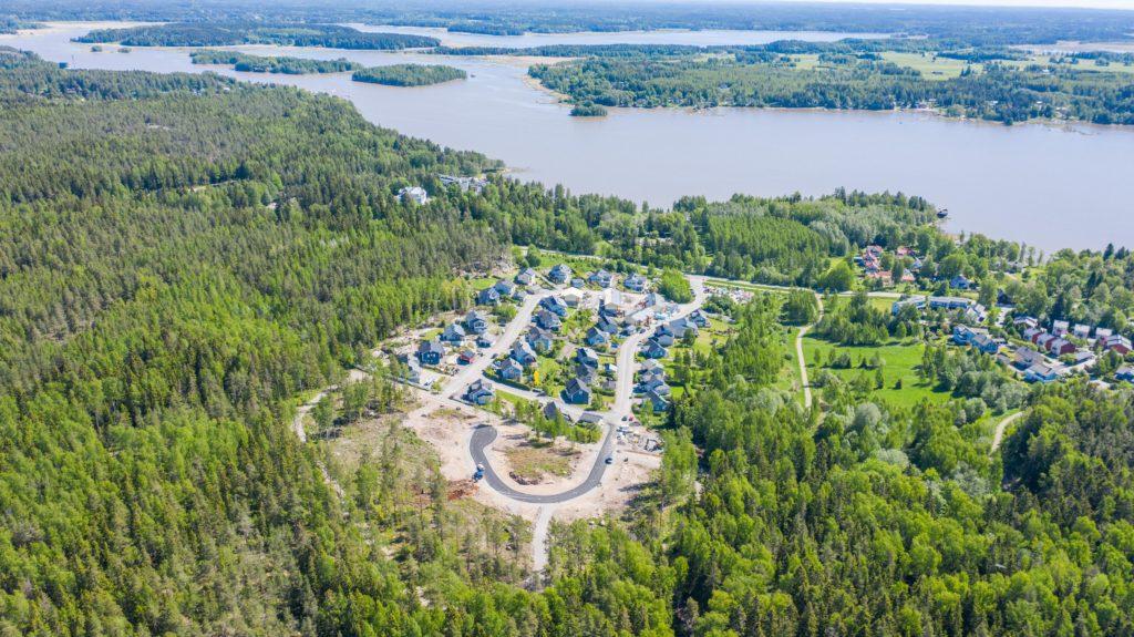 Haikoträskets bostadsområde under uppbyggande med omgivande landskap, flygfoto.