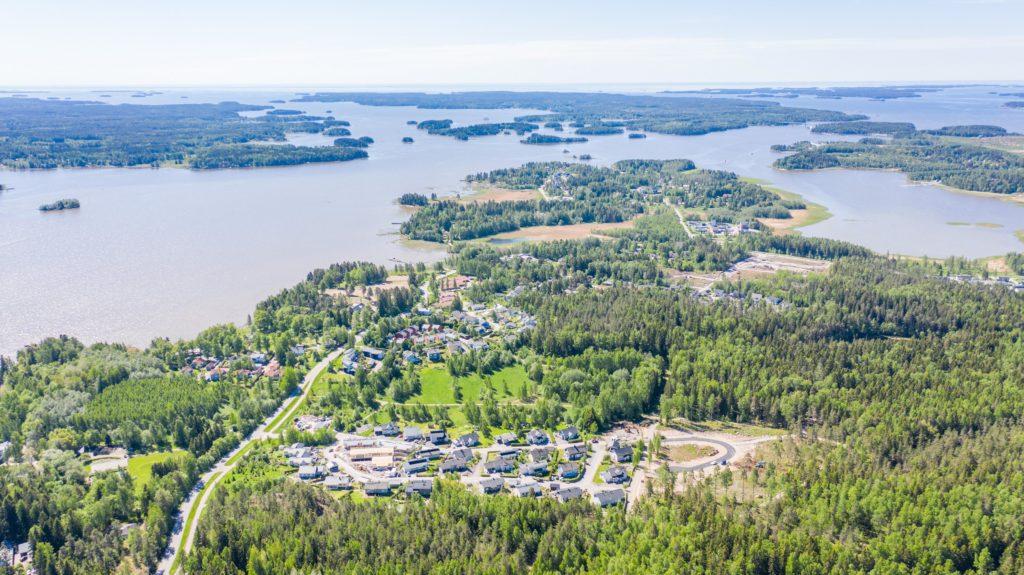 Ilmakuva rakenteilla olevasta Haikkoonlammen pientaloalueesta ja ympäröivää maisemaa.