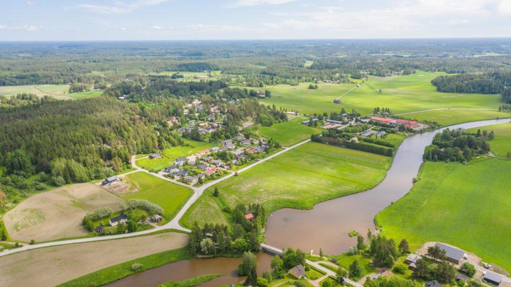 Kerkkoon kylämaisemaa, etualalla Porvoonjoki, ilmakuva.