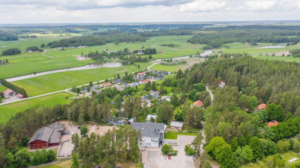 Landskapsvy över Kerko by, i framkanten skola Jokilaakson koulu, flygbild.