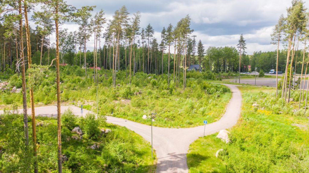 Ilmakuva tontista Kropsantie 20 ja ympäröivää maisemaa.