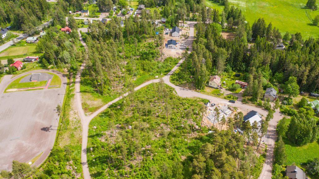 Kropsavägens tomter med omgivande landskap, flygfoto.